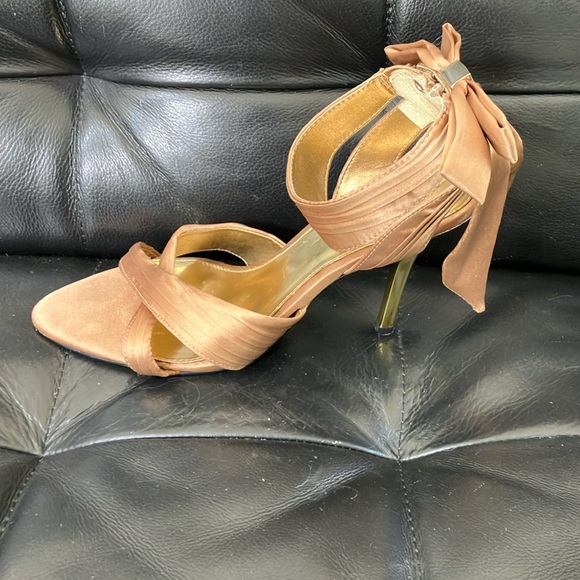 Women’s size 9 Le Château Chic shiny tan golden Stiletto Heels with Ankle Strap - Picture 5 of 16
